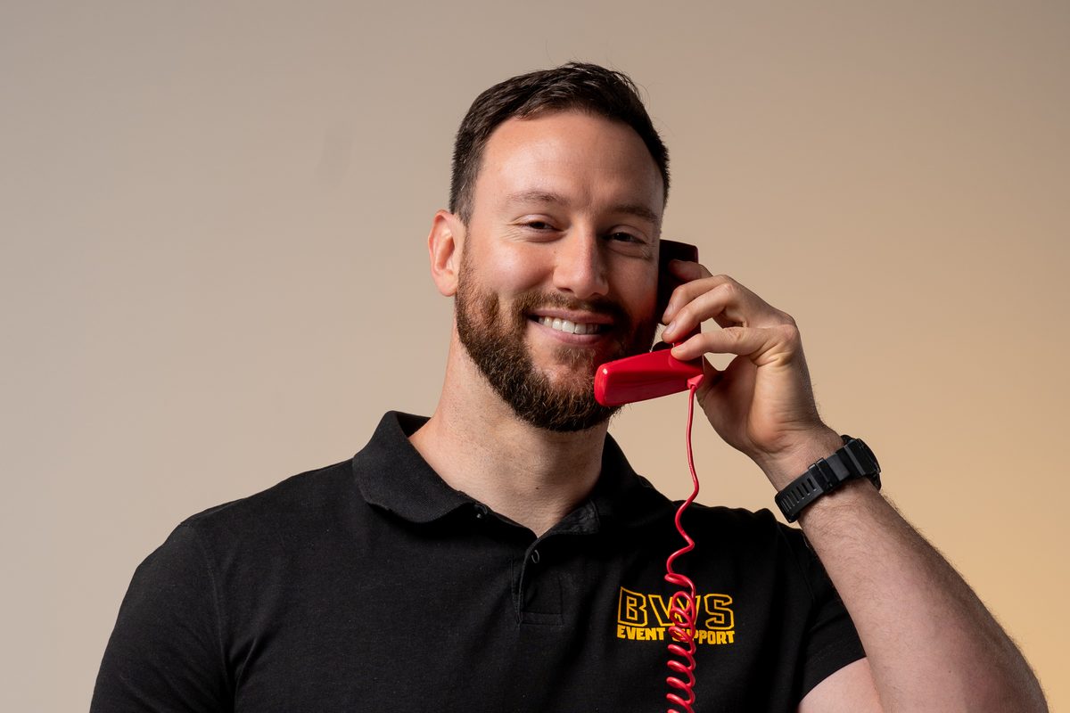Robin Volkmar przy telefonie