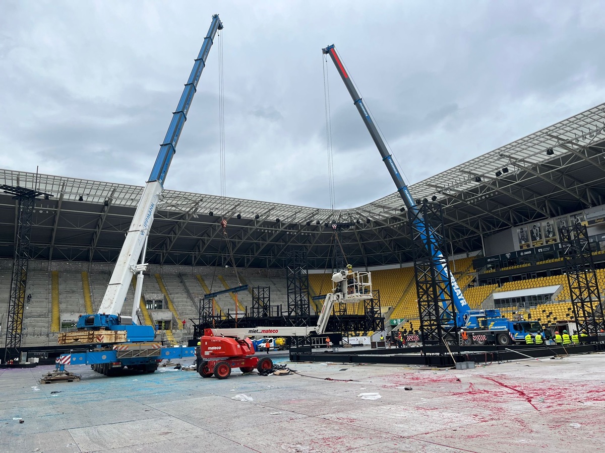 Crew BWS przy riggingu sceny na stadionie, dwa dźwigi